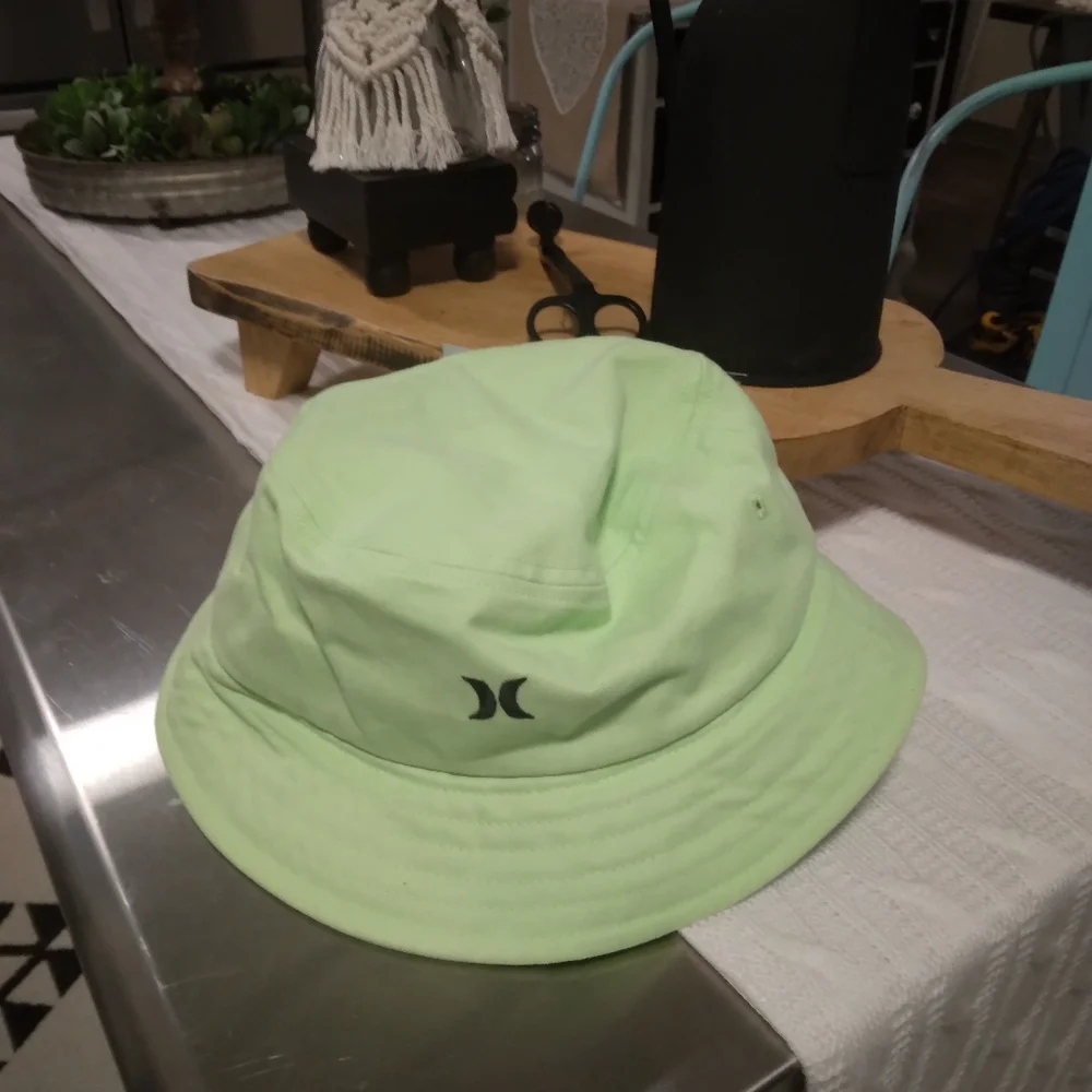 Women's Hurley Bucket Hat NWT!!!!!!!!!!!!!! Retails $28